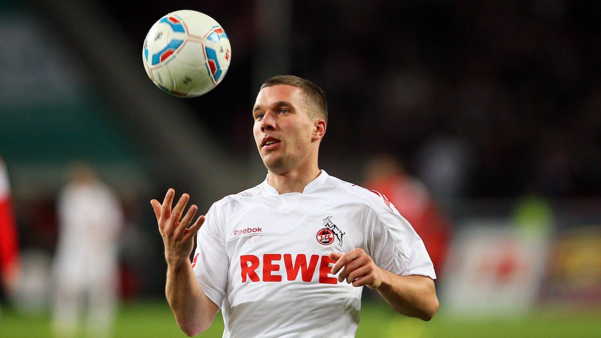 欧洲杯小组赛首轮爆出冷门，传统强队受挫，欧洲杯小组赛综述